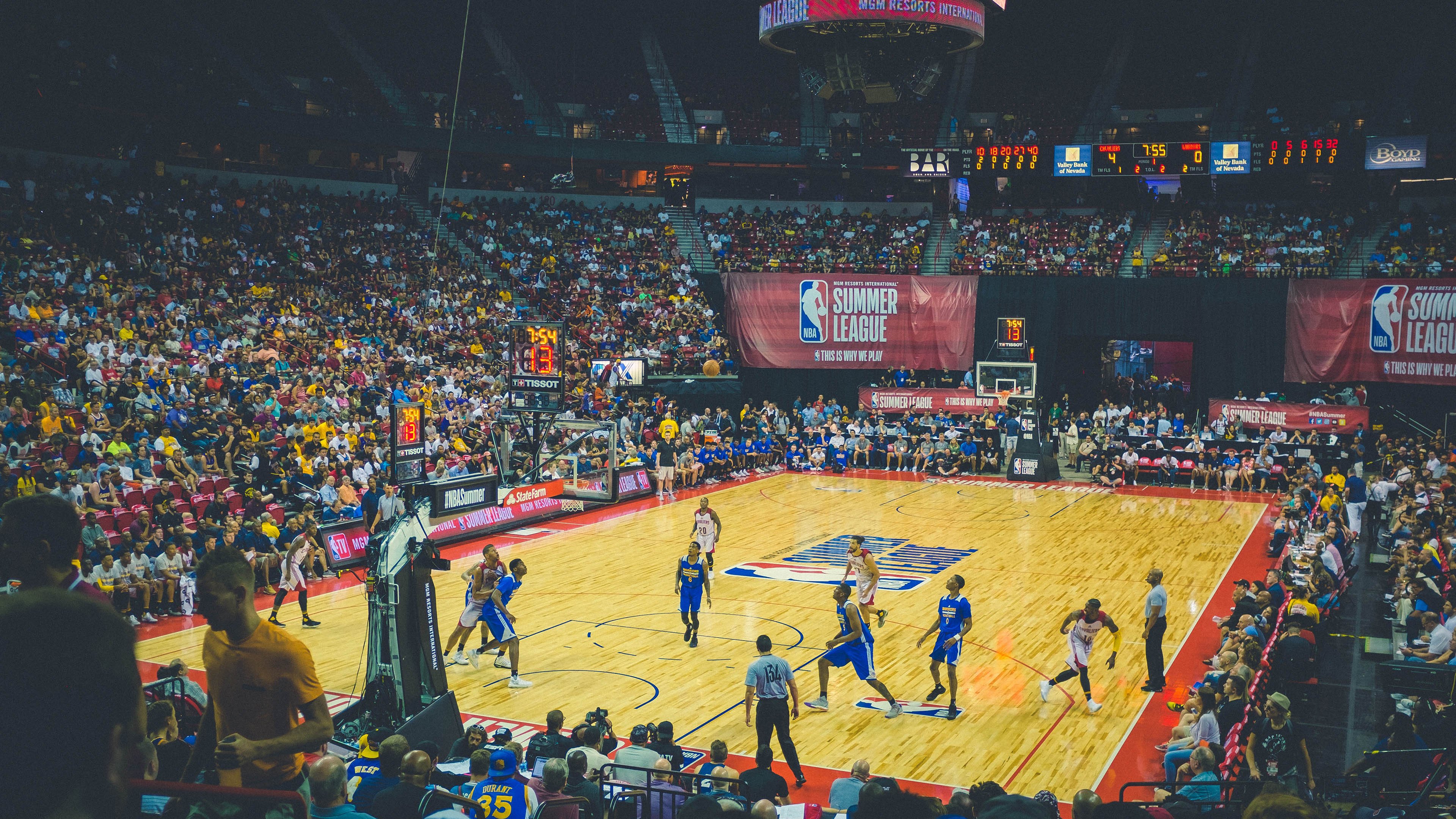 mk体育赛事资讯-东契奇29+11+10：送约基奇式妙传被犯规后随手一扔超远命中，约契奇和东契奇合照