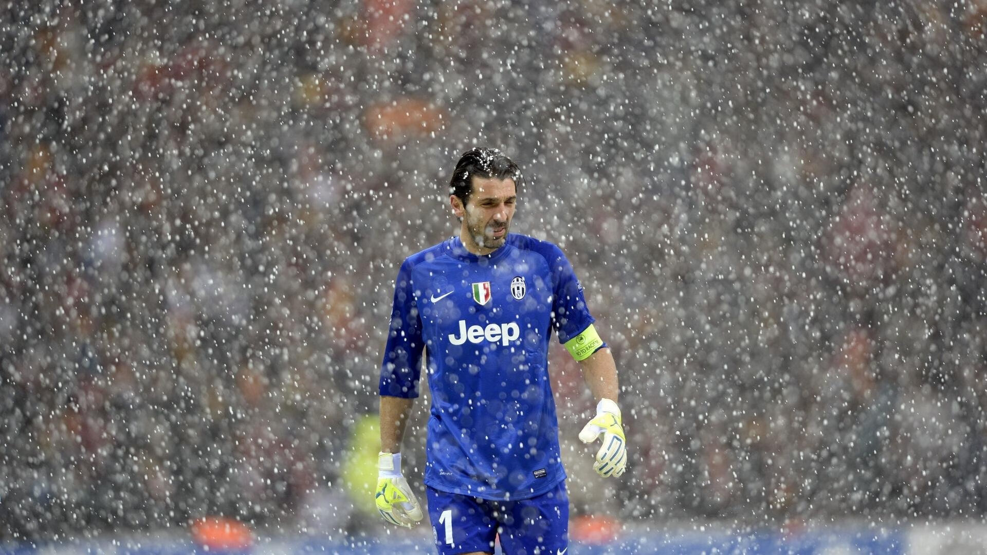 世界杯惨败国脚在欧冠遭嘘 主帅赛后怒斥球迷“缺乏尊重”